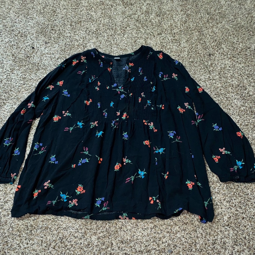 Old Navy Floral Blouse 🤍🖤